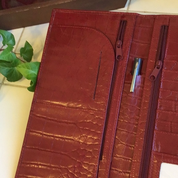 Alligator Design Travel Wallet - Picture 3 of 5